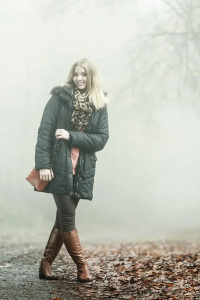 Женщина, гуляющая в парке в туманный день — стоковое фото