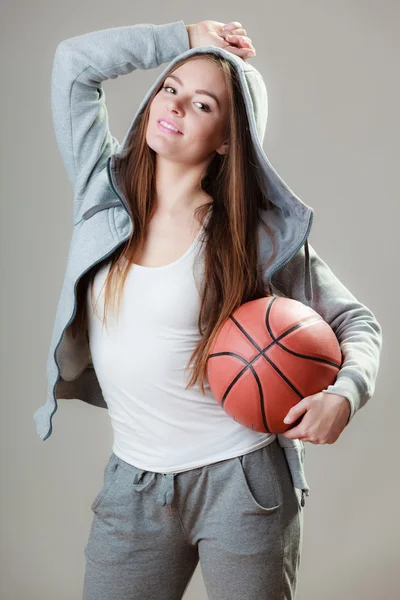 运动女孩捧着篮球 — 图库照片