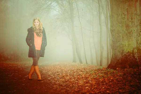 Vrouw wandelen in het park — Stockfoto