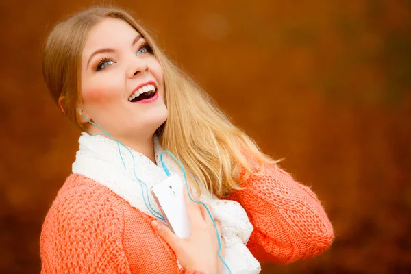 Chica escuchando música —  Fotos de Stock