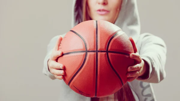 Chica sosteniendo baloncesto . — Foto de Stock