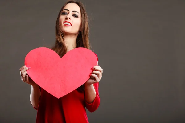 Mujer sosteniendo el signo del corazón — Foto de Stock