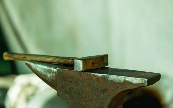 Hammer on blacksmith anvil — Stock Photo, Image