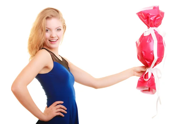 Chica sosteniendo regalo rojo — Foto de Stock