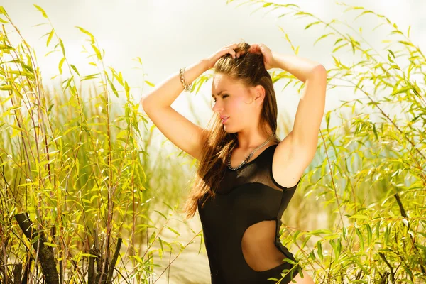 Bella ragazza sexy in costume da bagno sulla spiaggia. — Foto Stock