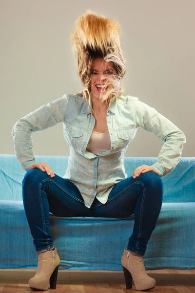 Девушка в джинсах расслабляет — стоковое фото