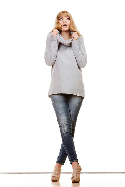 Woman in jeans pants posing — Stock Photo, Image