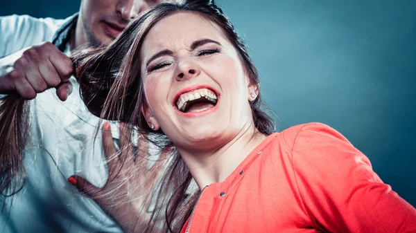 Marido abusando de esposa tirando de su pelo . — Foto de Stock