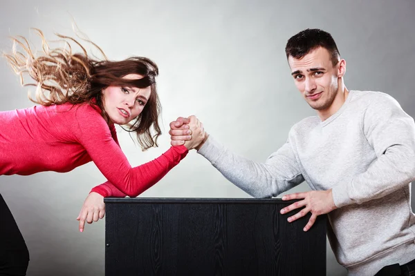 Woman and man arm wrestling — Stock Photo, Image