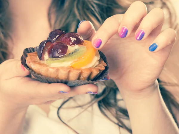 Cupcake on woman hand — Stock fotografie