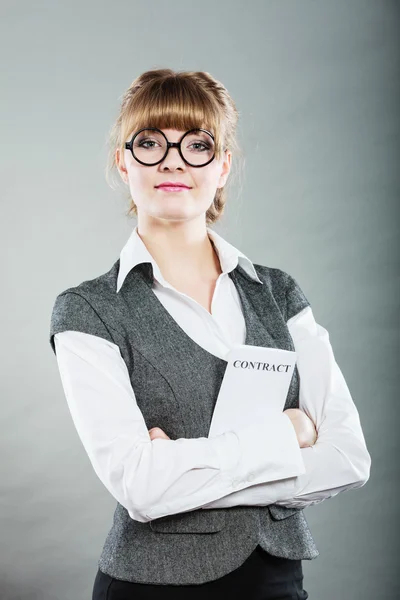 Mulher de negócios segurando contrato — Fotografia de Stock