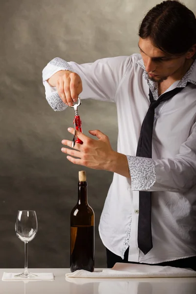 Hombre abriendo botella de vino con corcho — Foto de Stock