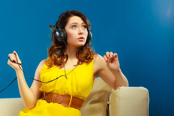 Menina em fones de ouvido ouvir música — Fotografia de Stock