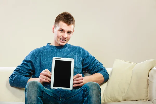 Menino com tablet sentado no sofá — Fotografia de Stock