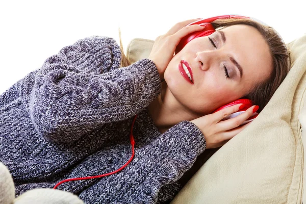 Woman  listening to music — Stock Photo, Image