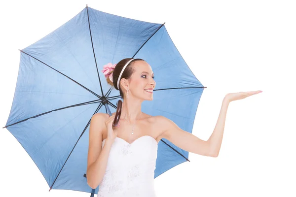 Mulher noiva bonita em vestido branco segurando guarda-chuva — Fotografia de Stock