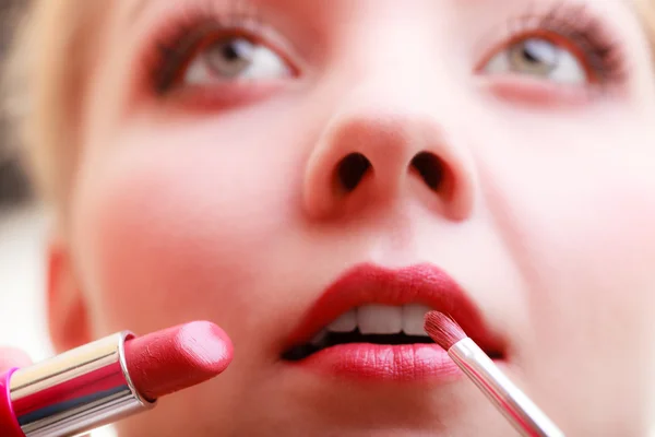 Artista applicando rossetto — Foto Stock