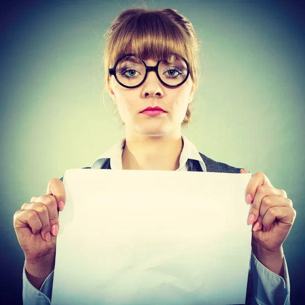 Businesswoman holding blank paper. — Stock Photo, Image