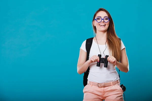 Mujer sosteniendo binocular — Foto de Stock