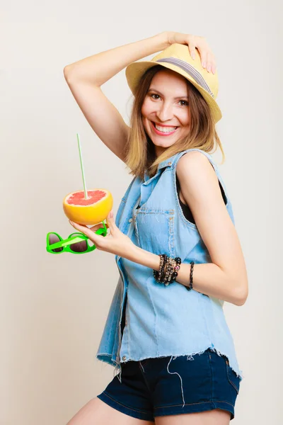 Flicka anläggning grapefrukt — Stockfoto