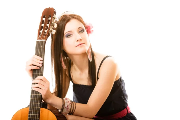 Chica sosteniendo la guitarra acústica —  Fotos de Stock