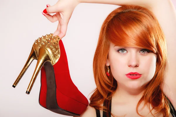 Chica de moda con zapatos de tacón alto rojo estilete . — Foto de Stock