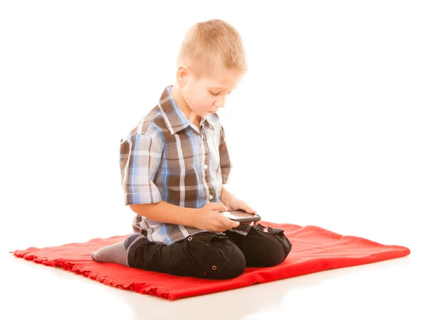 Kleine jongen die spelletjes speelt op de smartphone — Stockfoto