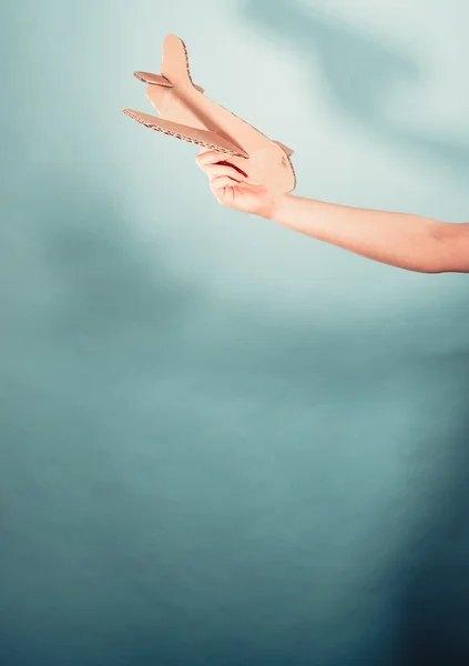 Mujer sosteniendo avión en la mano . —  Fotos de Stock