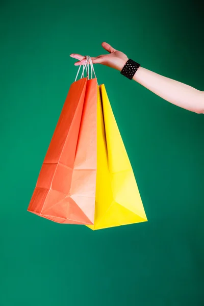 Frauenhand mit Einkaufstaschen. — Stockfoto
