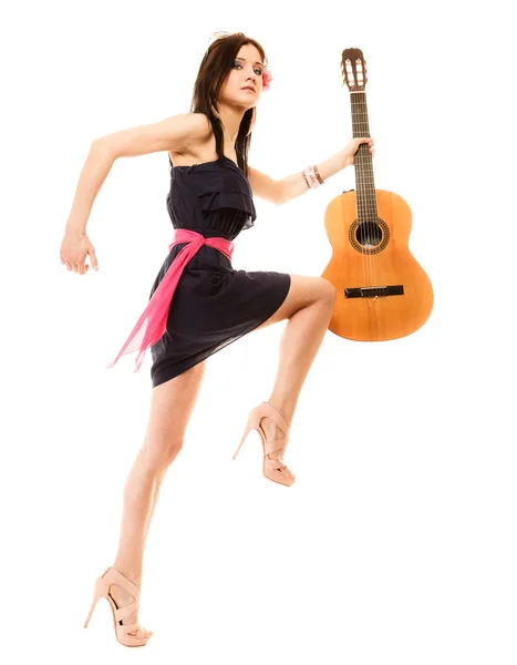 Menina segurando guitarra acústica — Fotografia de Stock