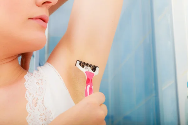 Женщина бреет подмышки — стоковое фото