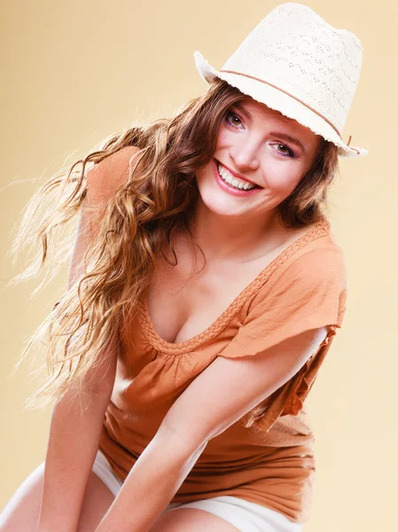 Affascinante donna in vestiti estivi cappello di paglia — Foto Stock