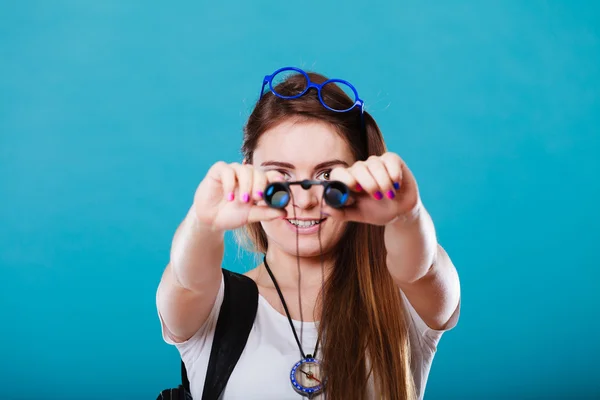 Turistka se dívá dalekohledem na modré — Stock fotografie