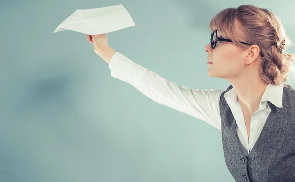 Vola nella paura. Donna che tiene in mano l'aereo. — Foto Stock