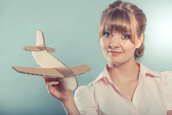 Mujer pensando en vacaciones tiene avión —  Fotos de Stock