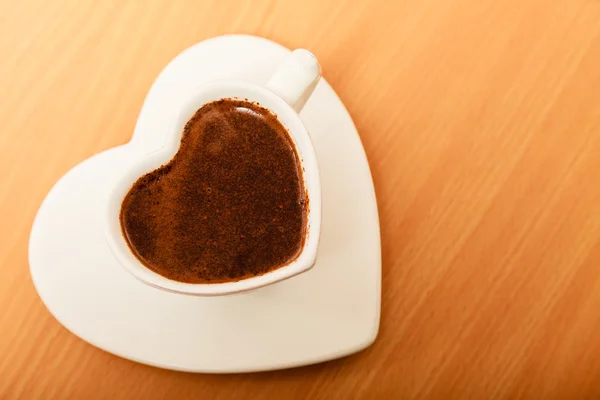 Kaffee in herzförmiger Tasse vorhanden. Koffeinenergie. — Stockfoto