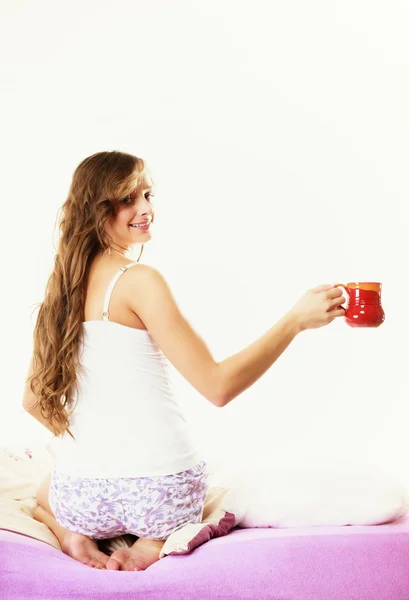 Meisje ontspannen op bed in de ochtend met thee beker — Stockfoto
