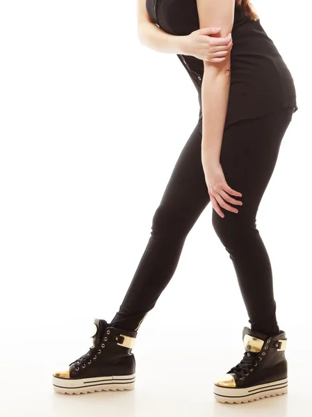 Teenie-Mode. Weibliche Beine in Turnschuhen — Stockfoto