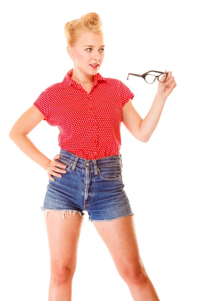 美しい少女レトロな髪型が分離したメガネを保持します。 — ストック写真