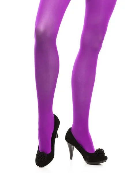 Vrouw lange benen en violet kousen geïsoleerd — Stockfoto