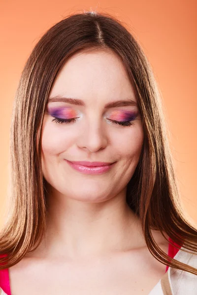 Frau geschlossene Augen buntes Make-up Porträt — Stockfoto