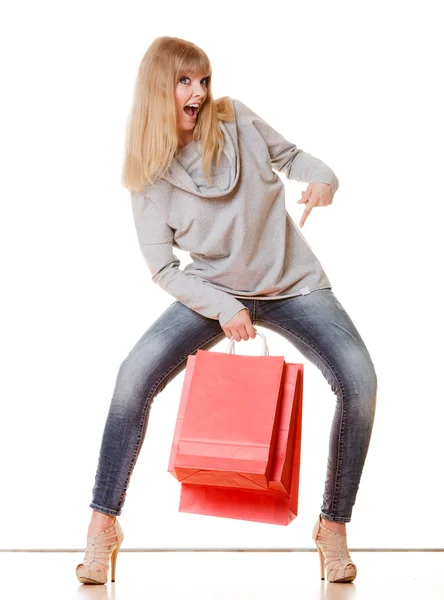 Menina em comprimento total com sacos de compras vermelhos isolados — Fotografia de Stock