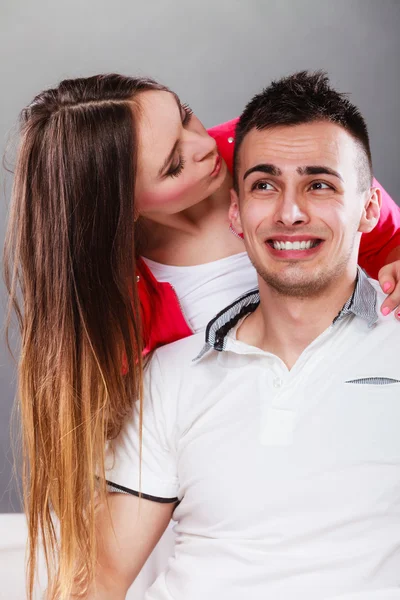 Улыбающийся портрет молодой пары на сером — стоковое фото
