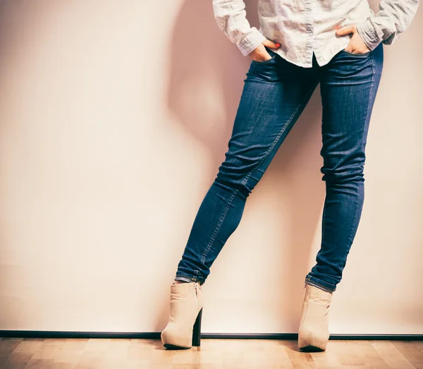 Jambes de femme en pantalon denim chaussures à talons hauts — Photo