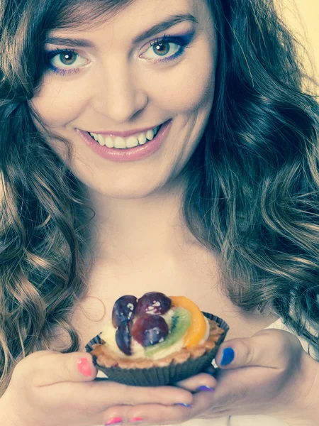 微笑的可爱女人手里拿着水果蛋糕 — 图库照片