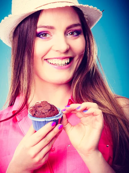 Donna sorridente tiene la torta al cioccolato in mano — Foto Stock