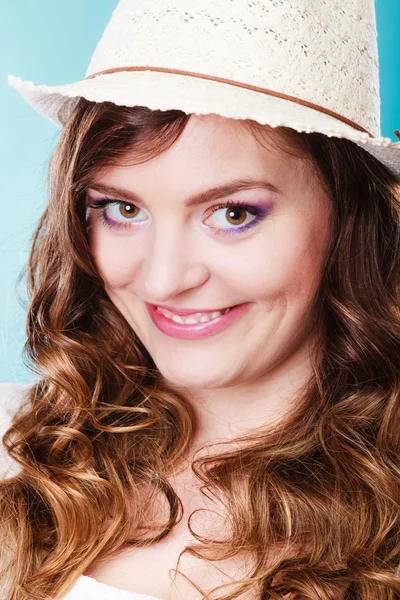 Charming woman in summer straw hat — Stock Photo, Image