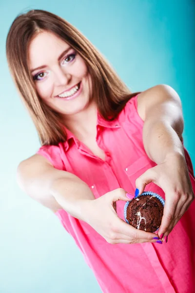 Donna sorridente che tiene la torta — Foto Stock