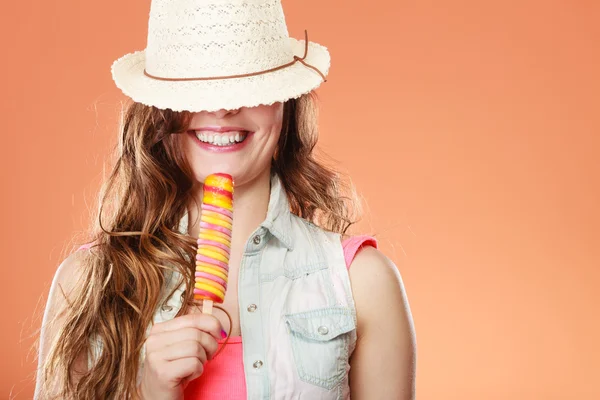 Mujer comiendo helado pop —  Fotos de Stock