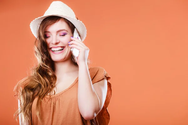 Summer woman talking on mobile phone. — Stock Photo, Image